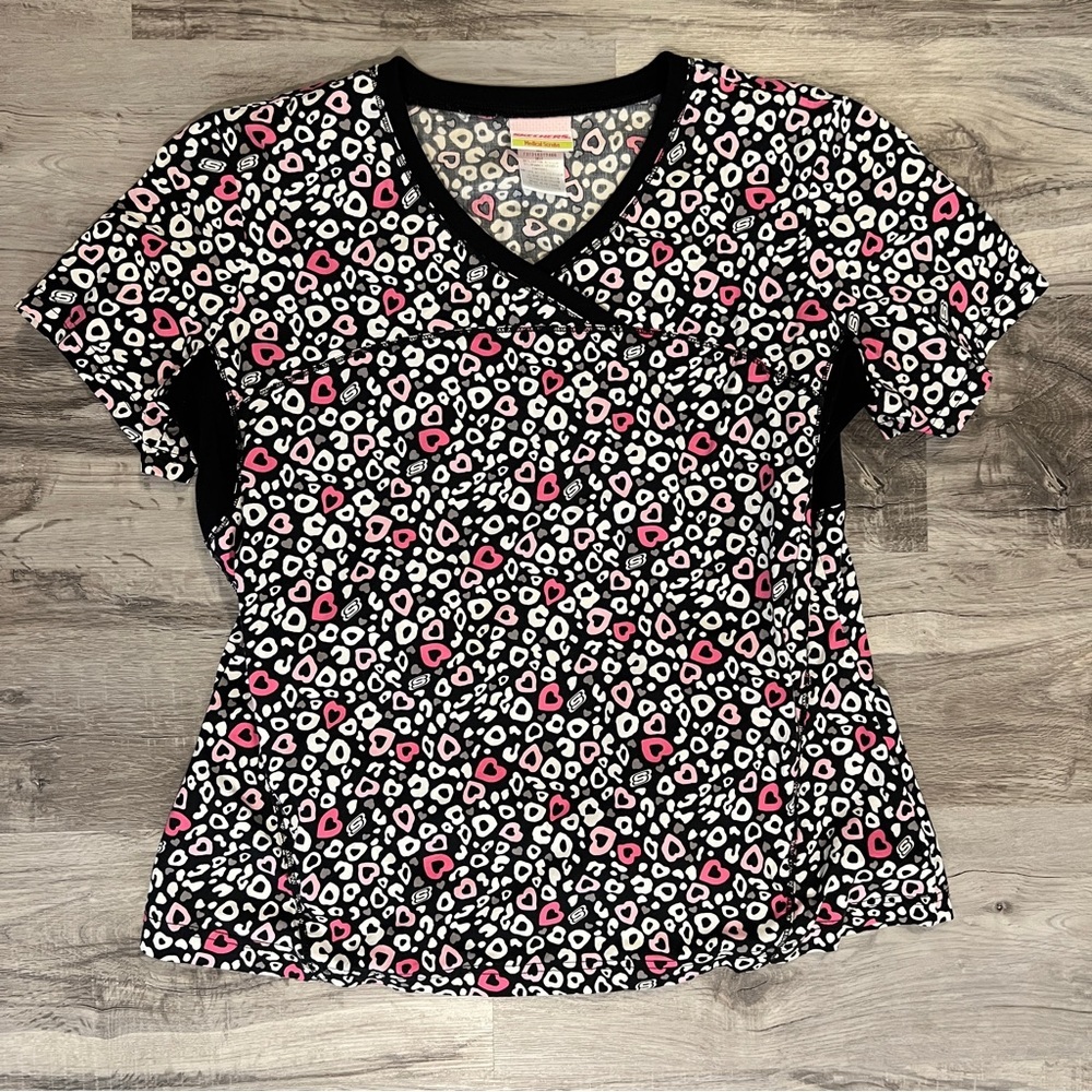 Women's Skechers Medical Scrub Top Size Medium Black Pink/White Hearts
